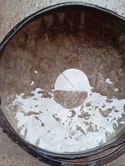 Продавам ръчно кован котел . Ръчно кована желязна дръжка. Другата част от казана е от бакър . 1920 г - 1950 г