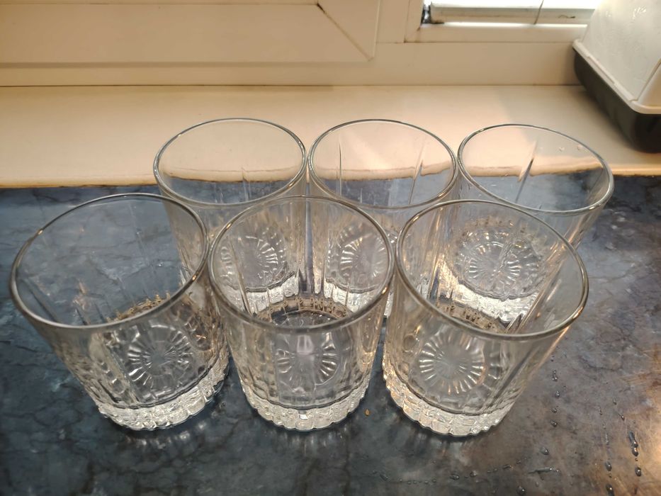 Различни видове стъклени чаши нови