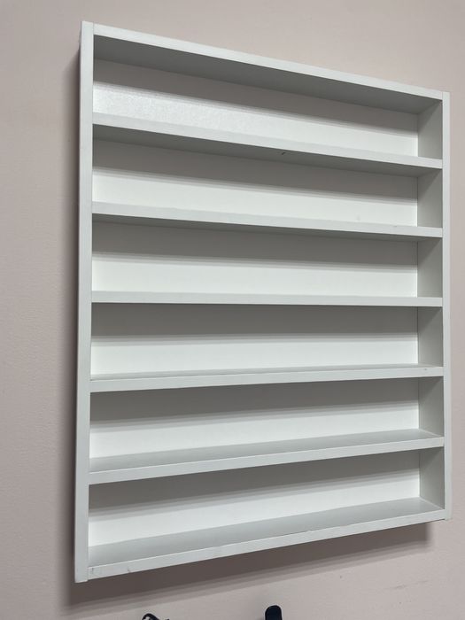 Настенная полочка, полочка доя лаков.