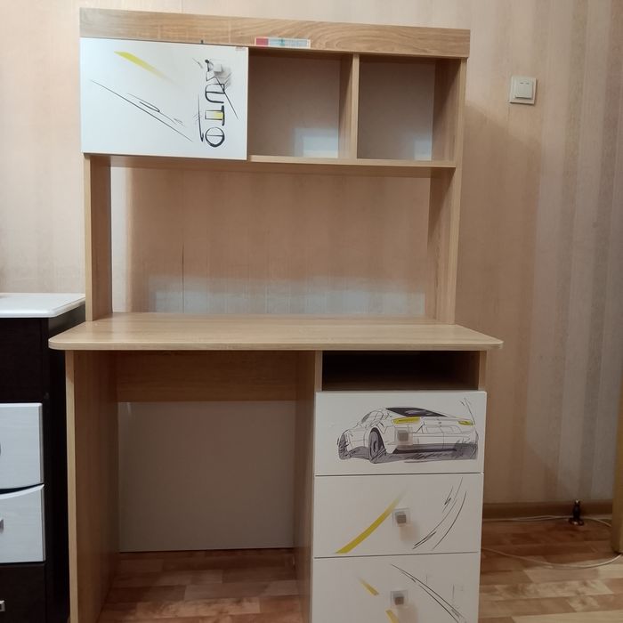 Продается компьютерный стол, и раскладной стол