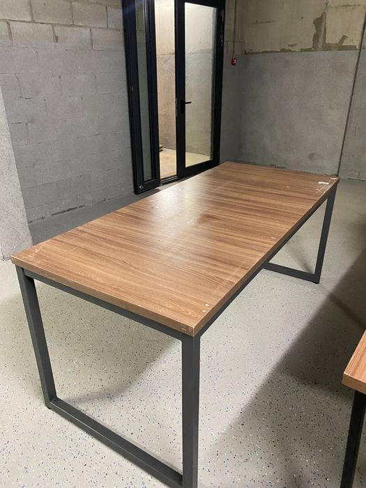 Стол деревянный коричневый