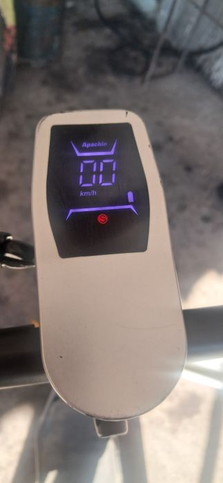Trotineta apachie nu are nici un defect prinde 25km/h  doar are cricul rupt ,are si  semnalizare  va dau si încărcătorul