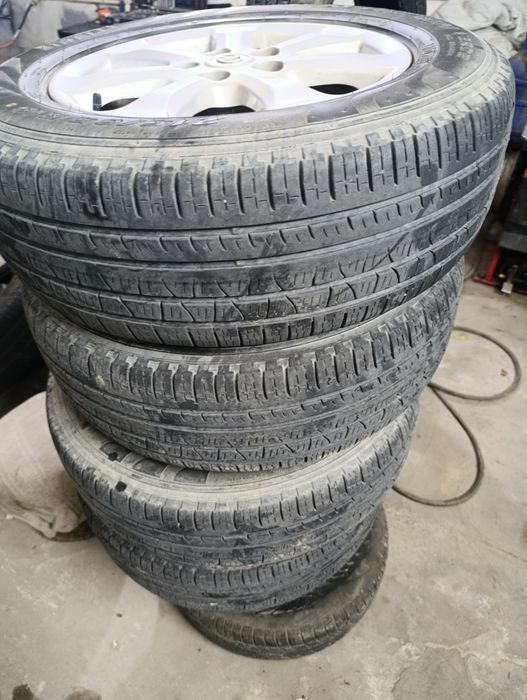 Продам диски на таёту камри 40 16 радиус  с шинами