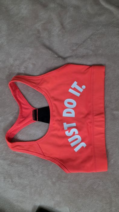 Спортни бюстиета и потници Nike