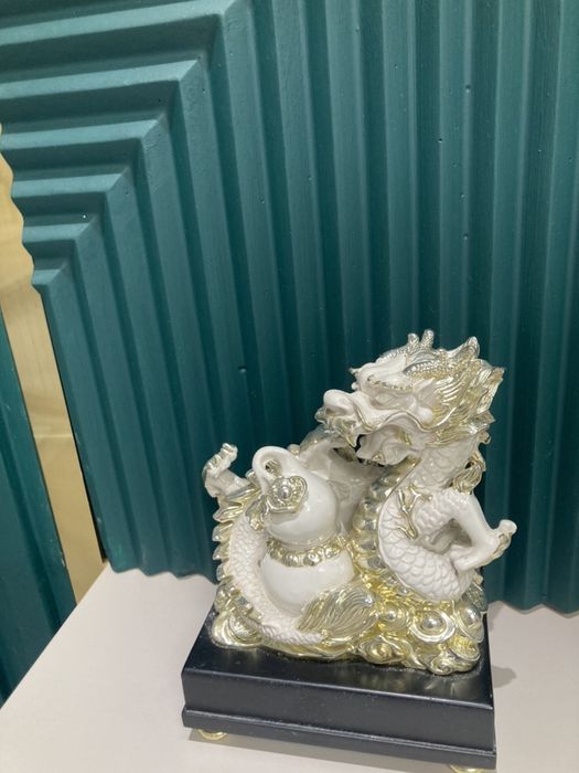 Статуэтки драконов 5000 и 2500 т