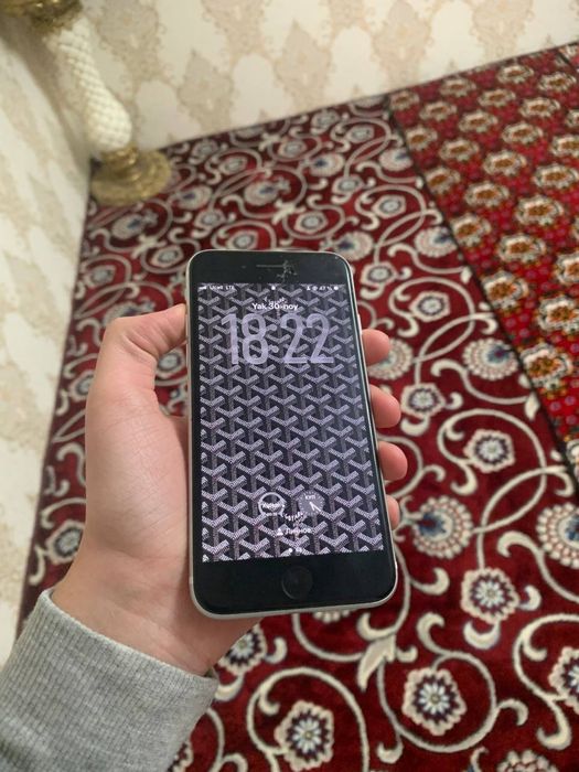 iphone se 2 sotiladi hama narsasi toza alishmagan ekran singan faqat