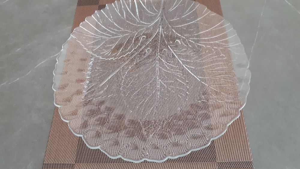 Стеклянная посуда в виде блюда.