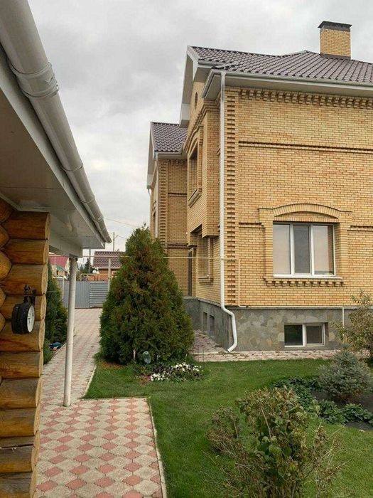 Продам  солидный коттедж в городе
