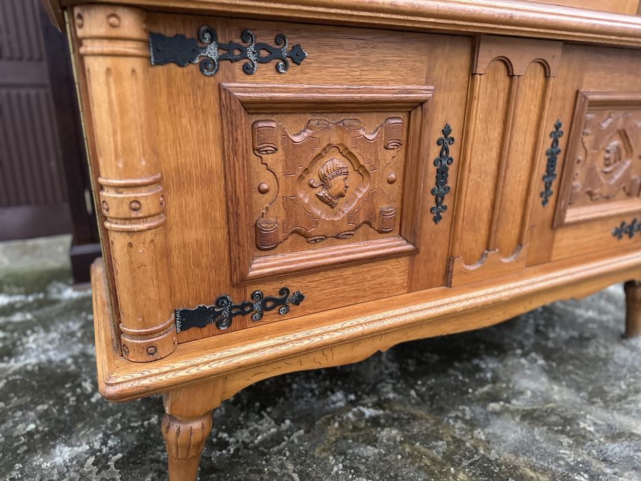 Класическа витрина с шкаф