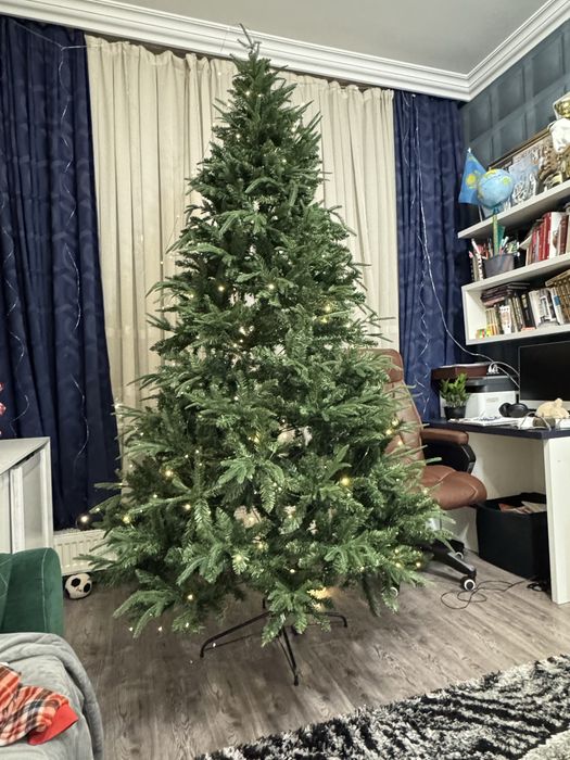 Елка 2,40 см, 2,10 см