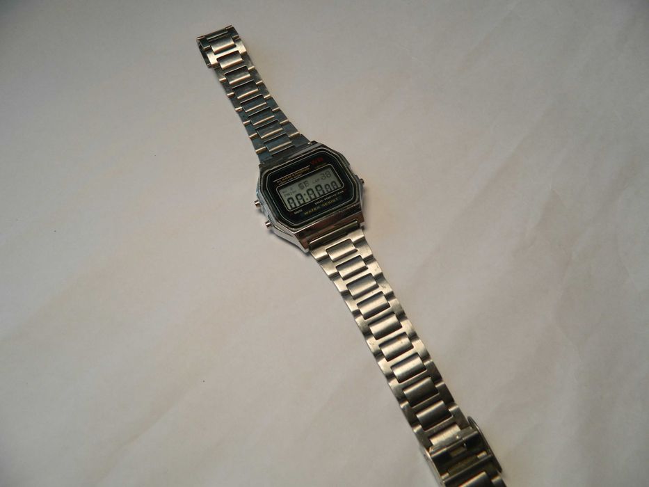 Ceas retro digital QUARTZ cu calendar , alarma , iluminator