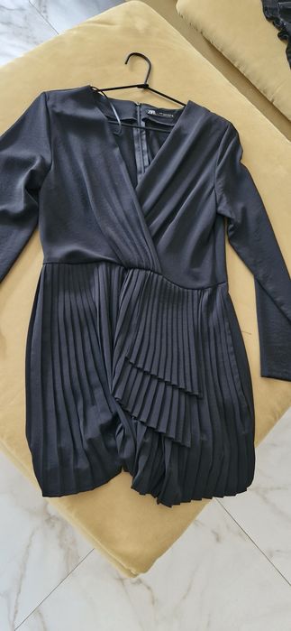 Къси, черни рокли Zara
