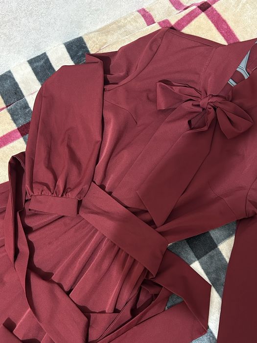 Элегантное бордовое платье