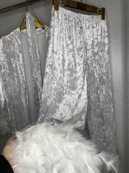 пижамы в наличии , черное и белое