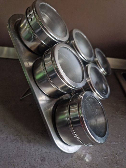 6 броя магнитни солници за подправки с поставка MAGNETIC SPICE