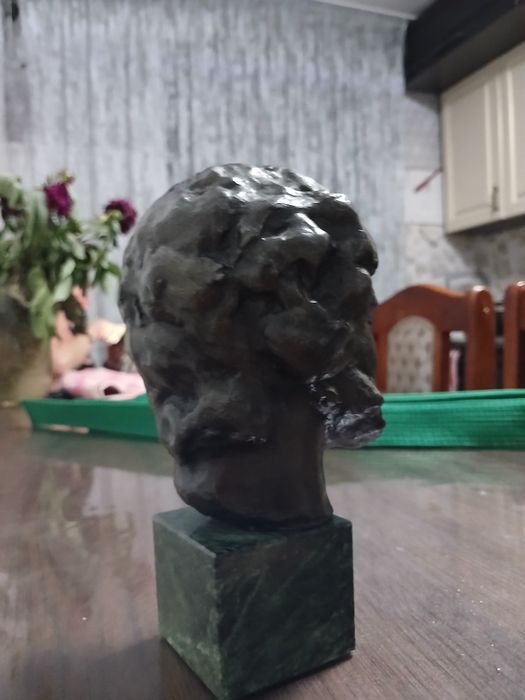 Продою статуэтку Пушкина