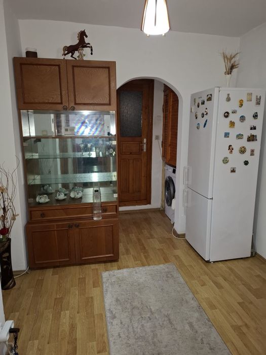 P.F Închiriez apartament Broșteni zona Banca Transilvania