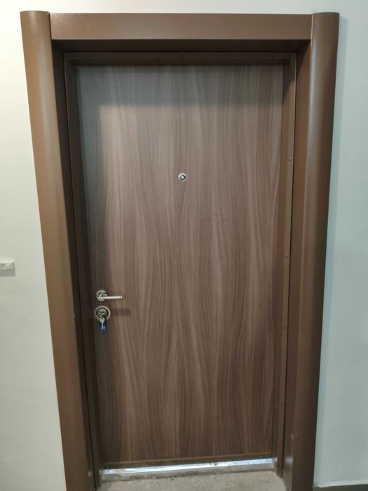 Блиндирана входна врата