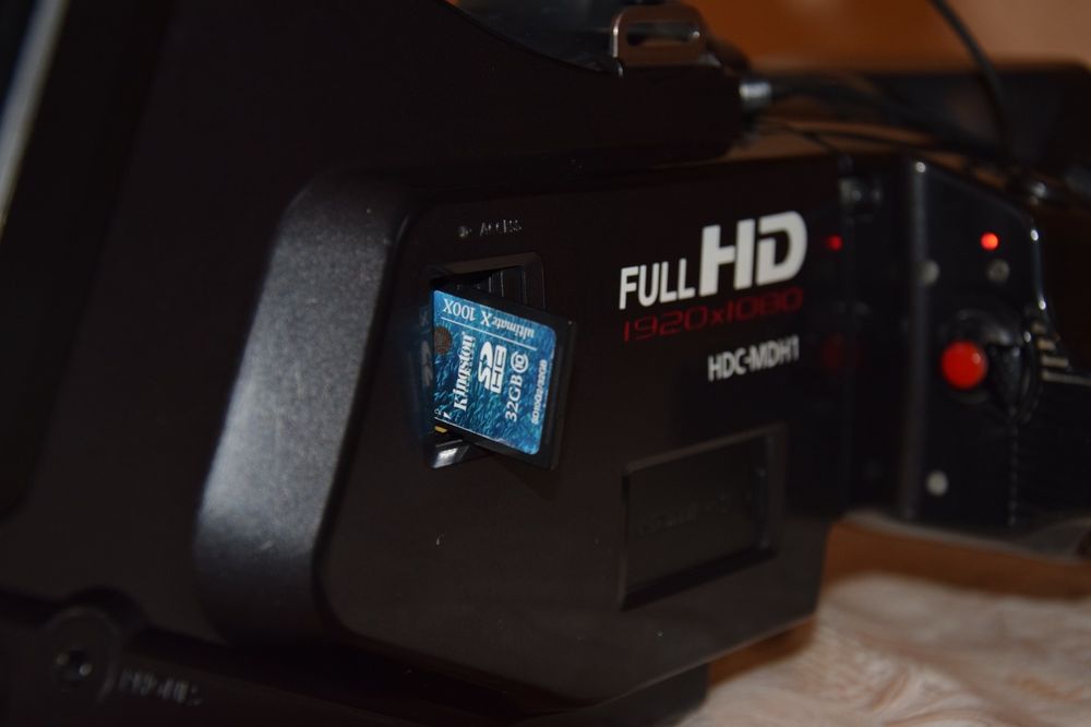 плечевая Full HD видеокамера Panasonic HDC-MDH1.