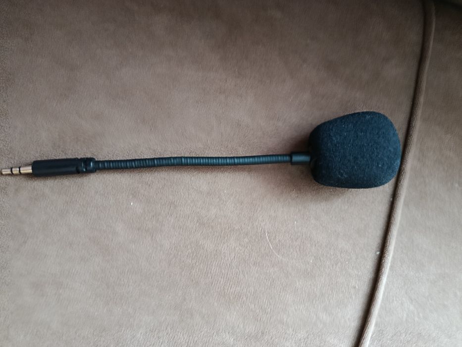 Ноутбук и наушник с мукрофоном