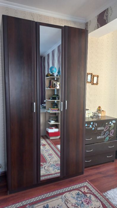 Шкаф плательный с зеркалом, комод в подарок