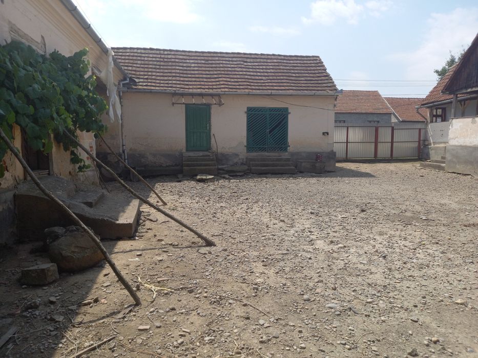 Oportunitate,proprietar vând 2 case la tara cu 2 terenuri  -6000mp