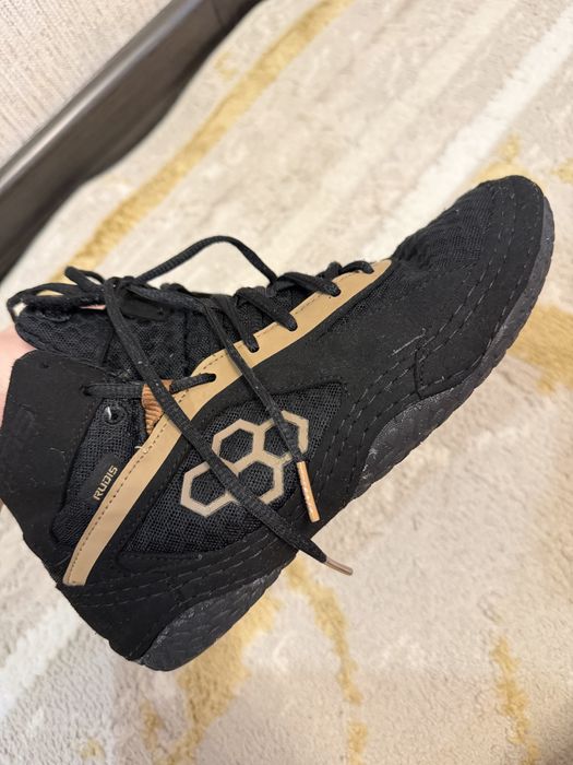 Продам борцовки RUDIS в хорошем состоянии.