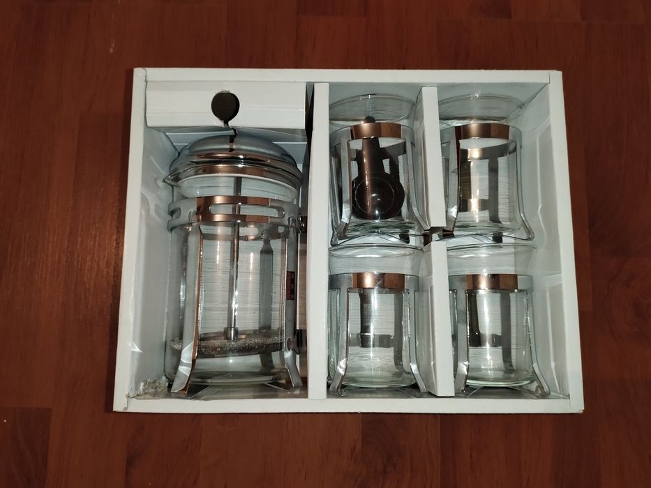 Срочно продам новый оригинал чайник и кружки для кофе и чай