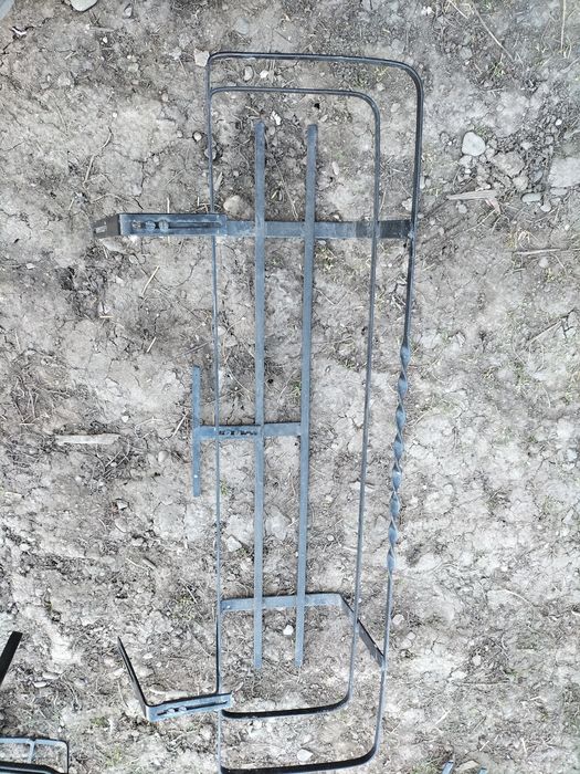 Suporturi metalice giardiniere pentru flori