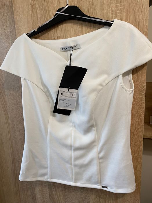 Стилна вталена дамска буза с V деколте