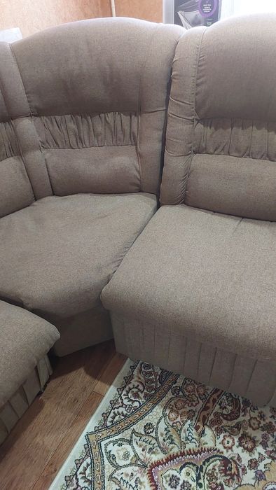 Угловой диван коричневый