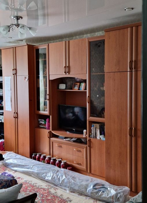 Продам стенки в детскую и в зал.