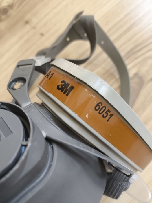 3M™ полулицева маска за сменяеми филтри , два на нея и два резервни