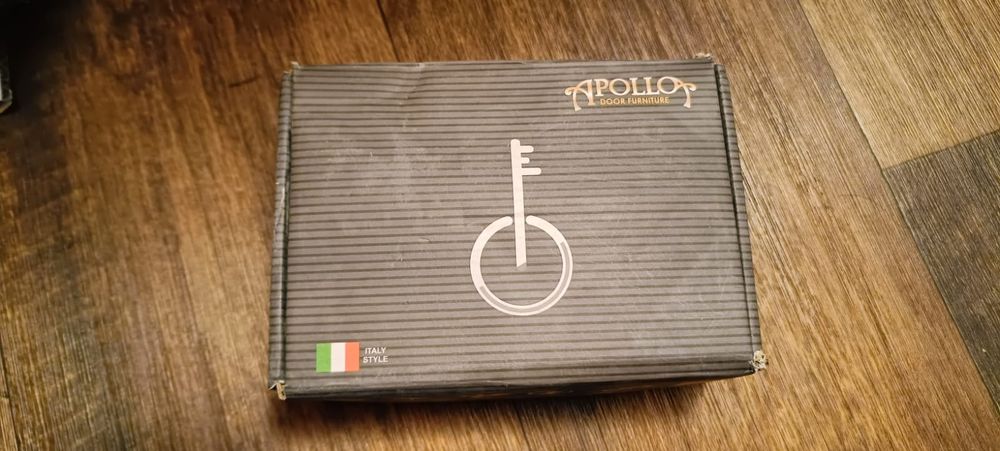 Дверная ручка металлическая