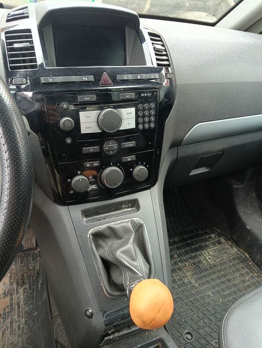 Продавам Опел Зафира