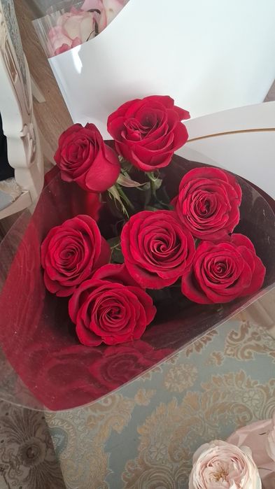 Розы огромные  разного цвета