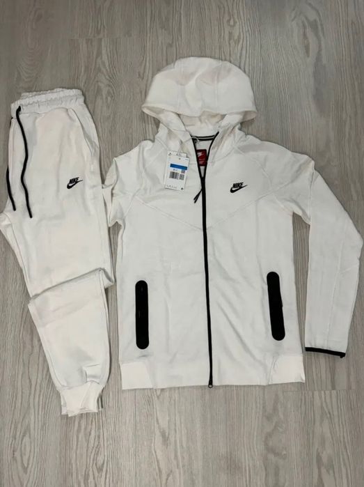 Vând Nike tech alb