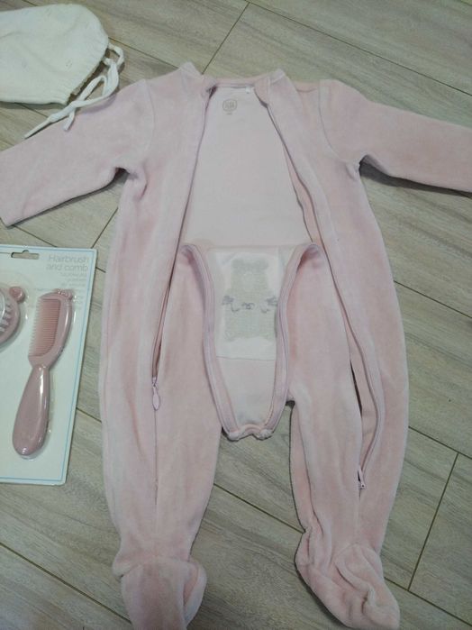 Set bebe fetita, 3-6 luni: combinezon plusat, perie&piepten, caciulita
