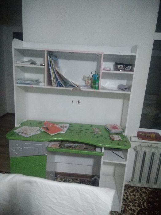 Продаются комплект кровать шкаф детские стол
