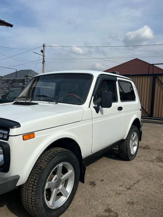 Нива 2121 продам срочно