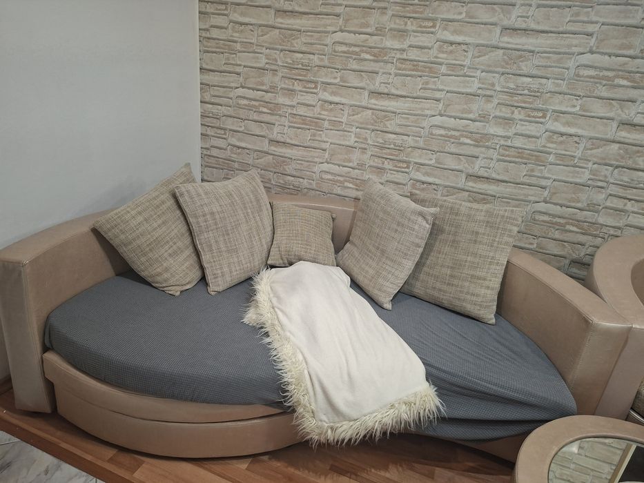 Colțar extensibil oval, măsuță rotunda si 2 fotolii din piele