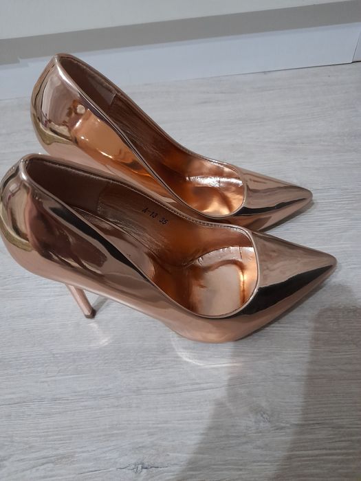 Золотистый туфли