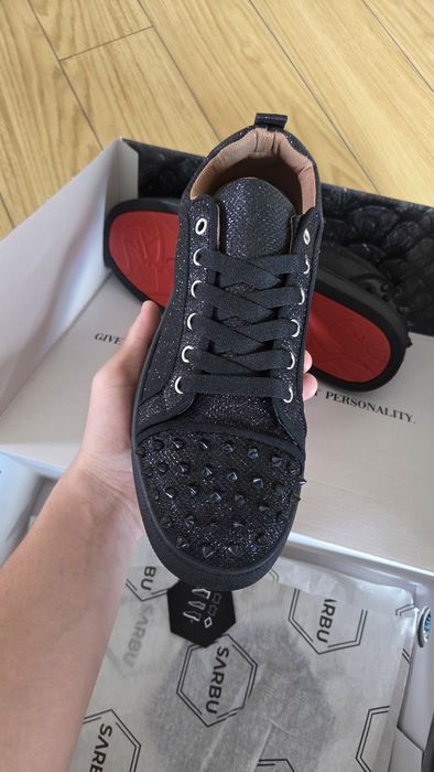 Adidași negri eleganți cu ținte și talpă roșie - Mărimea 43 (Noi)