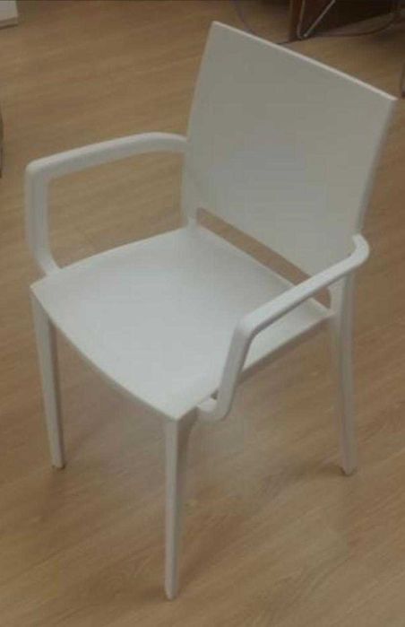 Продам стулья пластиковые