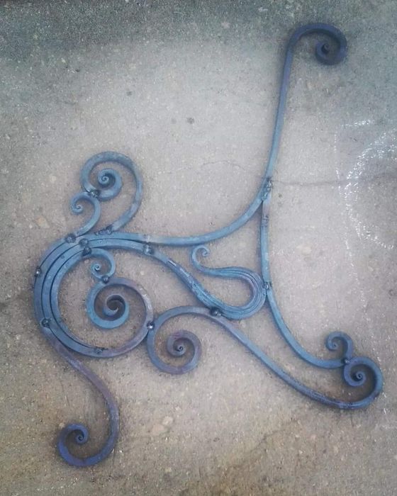 Скамейки и стол стуля