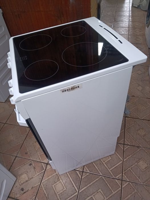 Свободно стояща печка с керамичен плот Gram с две години Гаранция!