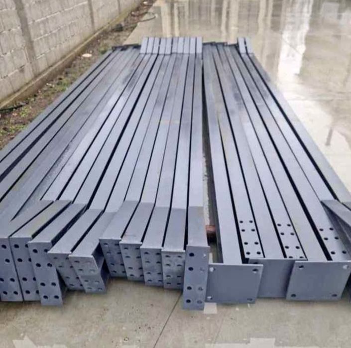Vând structură metalică
10x20x4 din ipe de 160 
5 ferme 
10 stâlpii 
10 cuzineți 
Și șuruburi 

Toată structura metalică vin văpsită