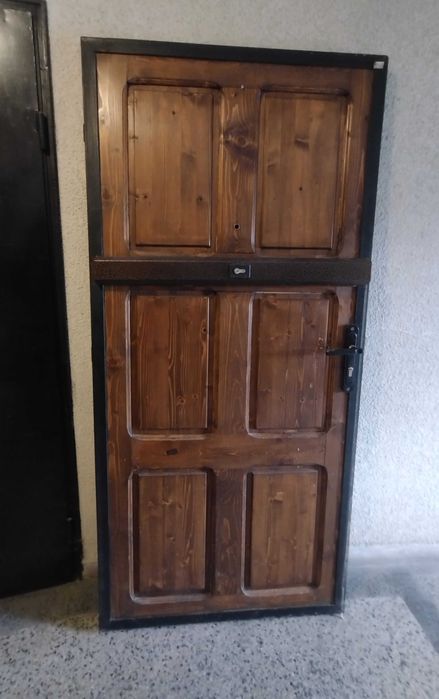 Врата масивна от чам със заключващ механизъм