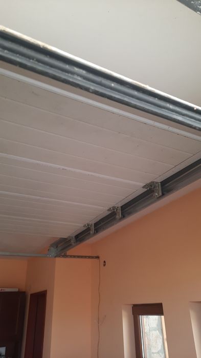 Секционна гаражна врата