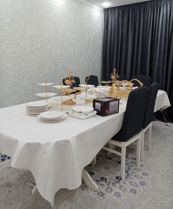 Продам качестенный стол с куринными ножками и со стульями